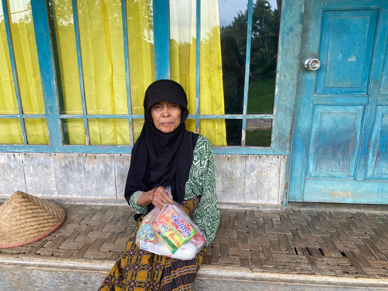 Kesepian di Usia Senja, Ramadhan Hadirkan Kepedulian di Pasir Angin Sukabumi