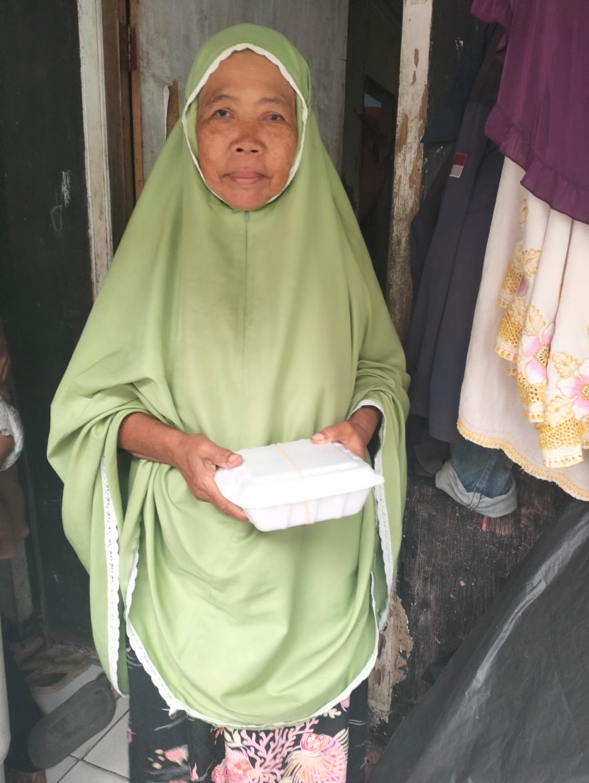 Sekotak Nasi untuk Warga Kampung Cibatu yang Tak Pernah Meminta-minta